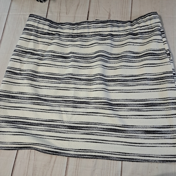 LOFT Petites Striped Black and White Women's Skirt Size XXLP - Picture 7 of 10